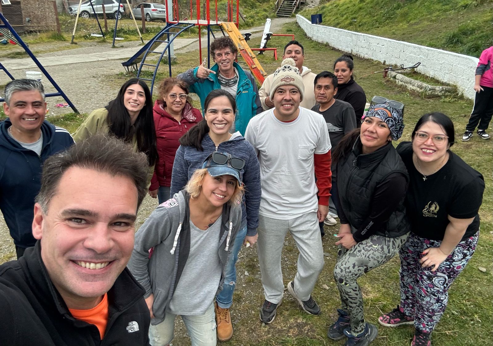 Ushuaia: El PAR realizó una jornada voluntaria de limpieza y mejoras en la plaza infantil del Barrio Progreso